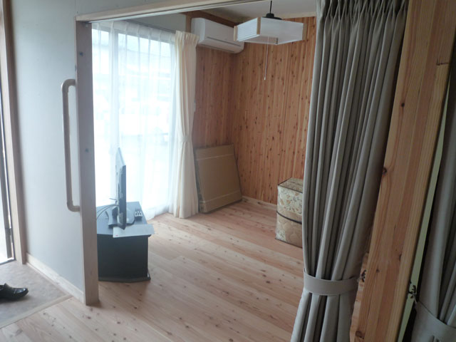 Temporary shop / Temporary housing / Tono