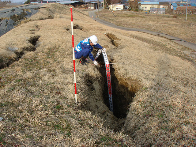 TEC-FORCE / Research / Damage / Levee / Fissure / Naruse river