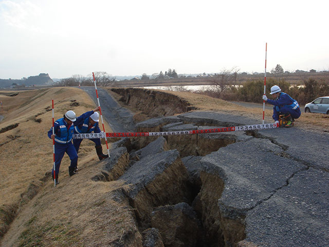 TEC-FORCE / Research / Damage / Levee / Fissure / Naruse river